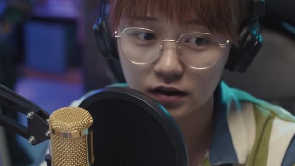 Çinli Genç Bir Radyo Programı Sunucusunun Mikrofona Konuşurken Yakın Plan — Stok video