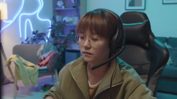 Medium Närbild Bild Tonåring Asiatisk Kvinnlig Spelare Spelar Videospel Datorn — Stockvideo