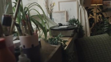 Hiç kimse retro vinil çalar, ev bitkileri ve yaratıcı sanatçılar atölyesinde boya fırçası çekmiyor.