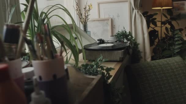 People Shot Retro Vinyl Player House Plants Many Paint Brushes — Vídeo de Stock