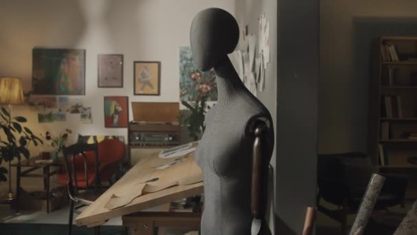 People Shot Dark Grey Mannequin Standing Messy Creative Studio Fashion — Αρχείο Βίντεο