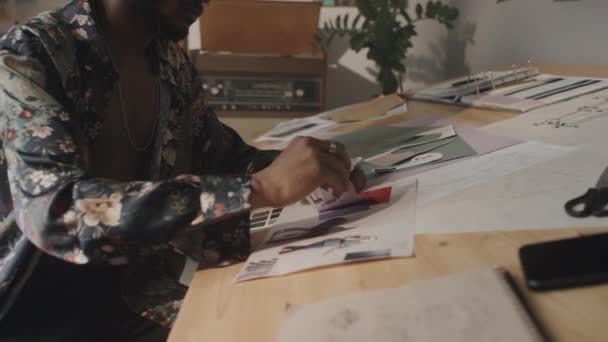 Diseñador Moda Indio Camisa Seda Estampada Floral Sentado Una Mesa — Vídeos de Stock