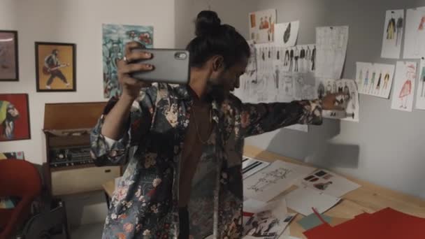 Medium Shot Young Creative Indian Fashion Designer Live Streaming Smartphone — Video Stock
