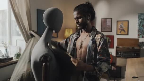 Medium Shot Talented Indian Dressmaker Trying Beautiful Flowing Fabric Mannequin — Video Stock