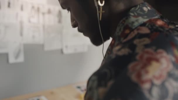 Індійський Дизайнер Чоловічої Моди Навушниках Ріже Тканину Виготовляє Одяг Ательє — стокове відео