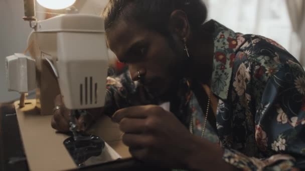 Keményen Dolgozó Indiai Divattervező Cérnát Helyez Varrógép Tűjébe Retro Stílusú — Stock videók
