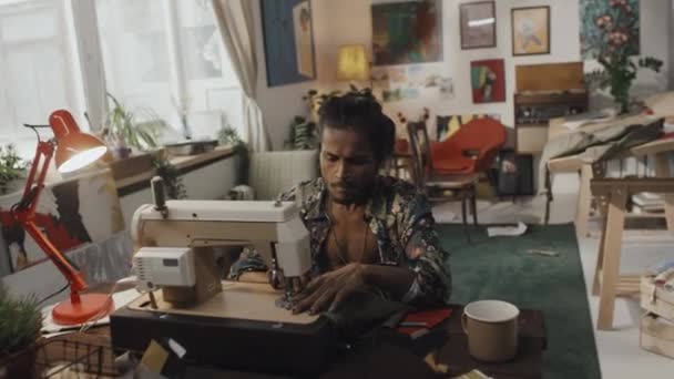 Hårt Arbetande Ung Manlig Indisk Modedesigner Uppknäppt Blommig Tryckt Sidenskjorta — Stockvideo