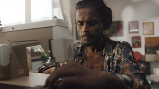 Skoncentrowany Indyjski Krawiec Igłą Ustach Przy Użyciu Maszyny Szycia Podczas — Wideo stockowe