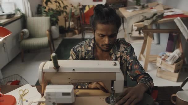 Середній Портрет Красеня Індійського Модельєра Який Сидить Швейною Машинкою Робочим — стокове відео
