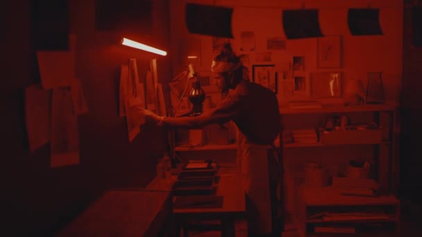 일회용 장갑을 어두운 방에서 제작을 용액을 만드는 — 비디오