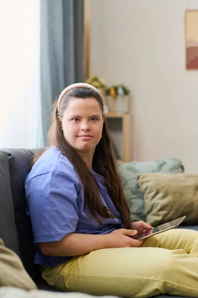 Χαριτωμένο Κορίτσι Αναπηρία Casualwear Χρησιμοποιώντας Tablet Στον Ελεύθερο Χρόνο Ενώ — Φωτογραφία Αρχείου
