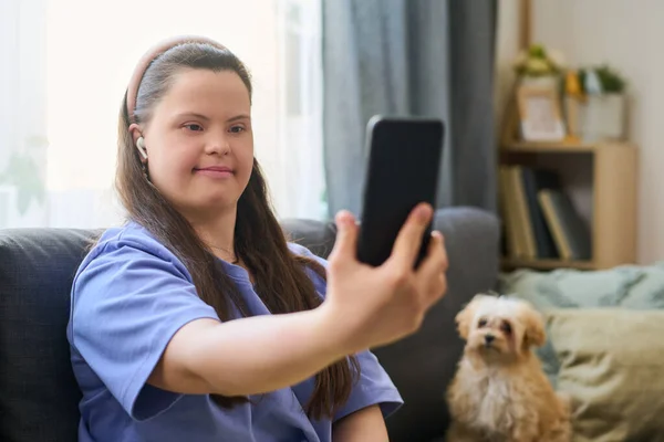 Meisje Met Syndroom Houden Smartphone Voor Zich Terwijl Het Maken — Stockfoto