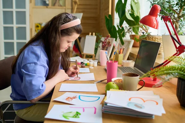 Mujer Joven Con Síndrome Dibujando Letras Del Alfabeto Pequeñas Imágenes —  Fotos de Stock