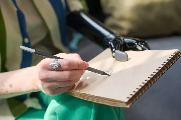 Main Une Jeune Femme Handicapée Physique Tenant Crayon Sur Une — Photo