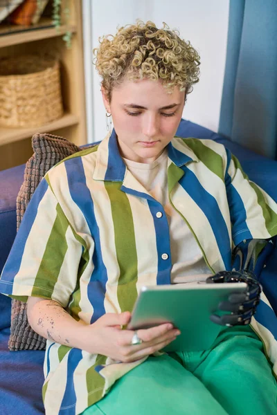 Kol Protezi Takmış Oturma Odasında Rahat Bir Kanepede Oturmuş Tablet — Stok fotoğraf