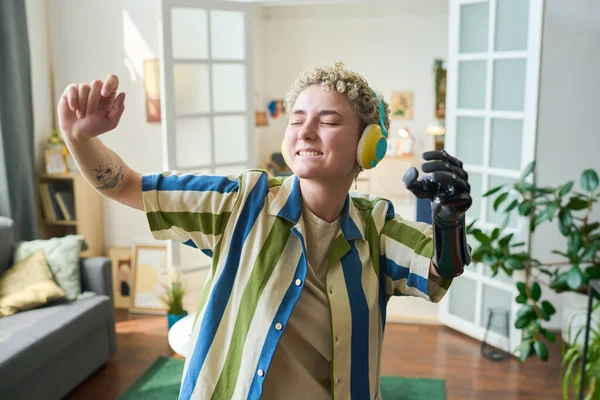 Joyful Meisje Met Myoelectric Arm Hebben Plezier Tijdens Het Luisteren — Stockfoto
