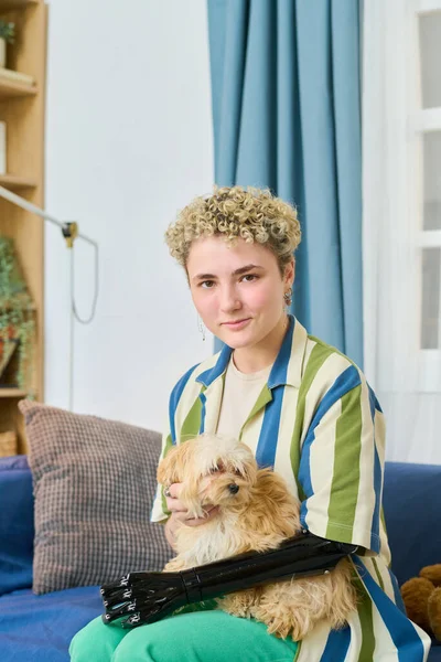 Glad Ung Kvinna Med Arm Protes Leka Med Söt Hund — Stockfoto