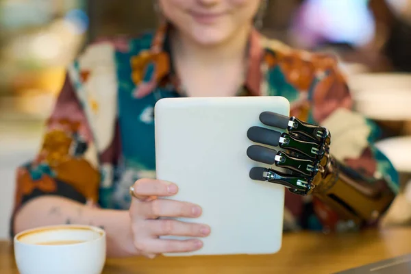 Handen Van Een Jonge Vrouw Met Myo Elektrische Arm Die — Stockfoto