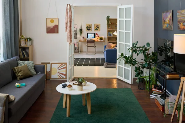 手作りのクッション テーブル 国内植物や写真付きのソファ付きの大規模な近代的なアパートの広々としたリビングルーム — ストック写真