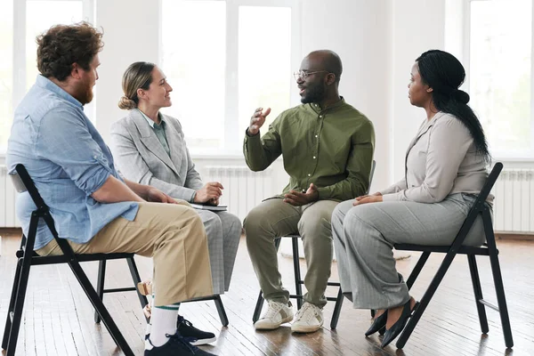 Young Black Man Explaining Something Worried Female Psychotherapist Interracial Patients — Stock Photo, Image