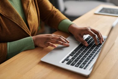 Çevrimiçi hastalara danışmanlık yaparken dizüstü bilgisayarda klavye başında daktilo yazan akıllı, serbest çalışan siyahi kadınların elleri