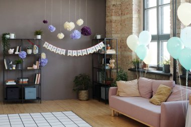 Helyum balonları ve doğum günü partisi için tebrik afişleriyle süslenmiş modern yurt odasının yatay görüntüsü.