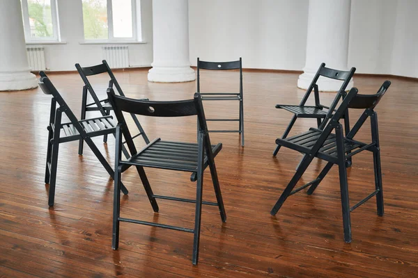 心理療法コースに参加する者のために用意された円を形成する椅子のグループと講義室又は広々とした講堂の一部 — ストック写真