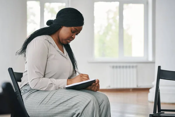 Jovem Mulher Negra Séria Fazendo Anotações Caderno Antes Depois Sessão — Fotografia de Stock