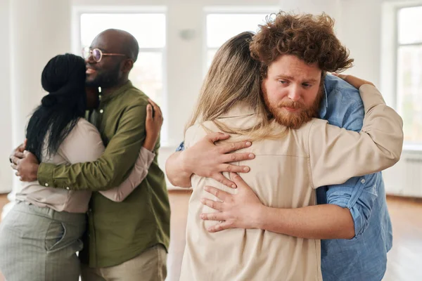 年轻男子拥抱女性 反对非洲裔美国人在接受心理治疗时抱在怀里 — 图库照片
