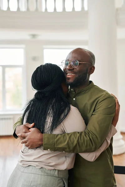 年轻的 面带微笑的黑人男子拥抱焦虑或不快乐的非洲裔美国女人 同时在心理治疗期间安慰她 — 图库照片