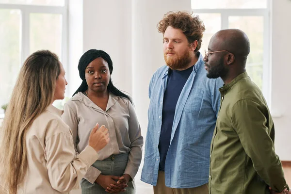 Groep Van Jonge Interraciale Mensen Die Hun Problemen Bespreken Elkaar — Stockfoto
