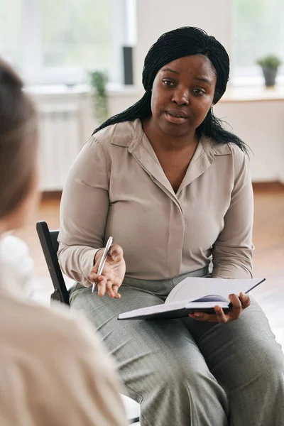 自信的心理治疗师 穿着便服 坐在年轻女性患者面前 为其提供心理建议 — 图库照片