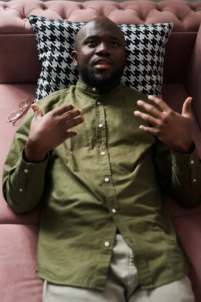 Acima Tiro Jovem Negro Casualwear Explicando Seus Problemas Para Psicanalista — Fotografia de Stock