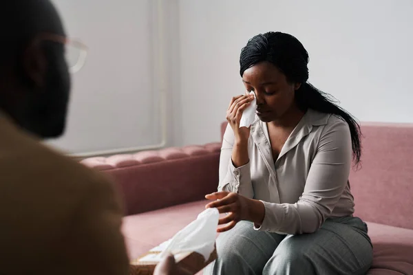 Jovem Estressado Paciente Feminino Tomando Lenço Papel Para Enxugar Lágrimas — Fotografia de Stock