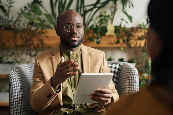 Zelfverzekerde Afro Amerikaanse Counselor Met Tablet Geeft Advies Aan Vrouwelijke — Stockfoto