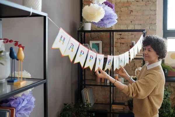 Νεαρή Γυναίκα Στολίζει Δωμάτιο Για Πάρτι Γενεθλίων Κρέμονται Happy Birthday — Φωτογραφία Αρχείου