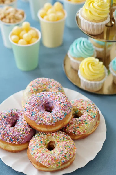 Υψηλή Γωνία Άποψη Των Ντόνατς Γλάσο Ζάχαρης Στο Πιάτο Cupcakes — Φωτογραφία Αρχείου