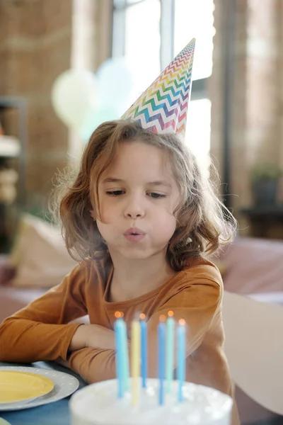 Parti Şapkalı Küçük Çocuk Masada Otururken Doğum Günü Pastasına Mum — Stok fotoğraf