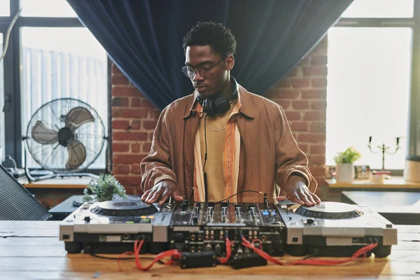 Genç Siyahi Bir Adam Tahtasına Bakarken Pikaplara Dokunuyor Stüdyodaki Müzik — Stok fotoğraf
