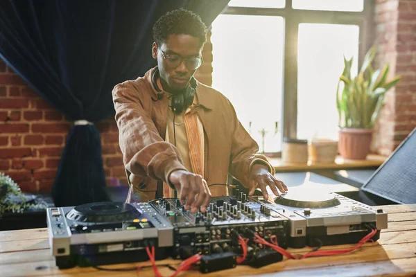 Black Man Stylish Casualwear Turning Mixers Music Equipment While Standing — Stock Photo, Image