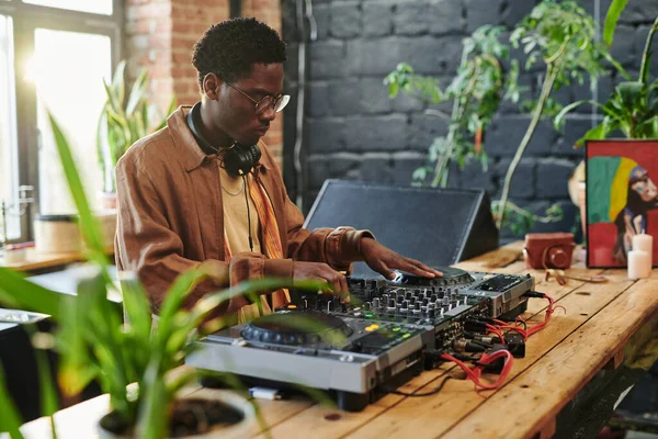 Afro Amerikaanse Jongeman Draaien Mixers Draaitafels Van Moderne Muzikale Apparatuur — Stockfoto