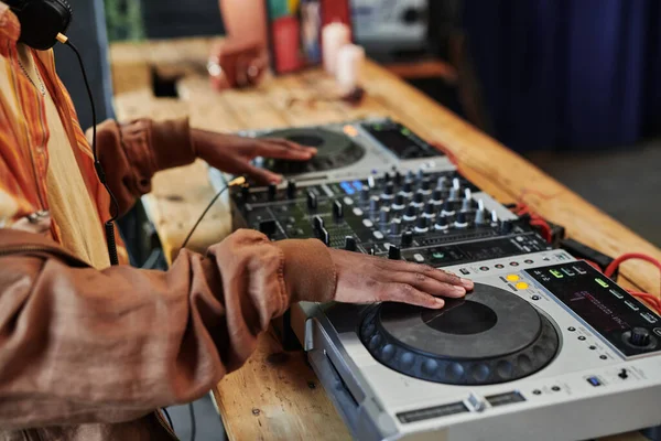 Mãos Homem Negro Casualwear Mesa Madeira Criando Nova Música Gravá — Fotografia de Stock