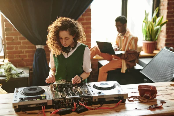 Fiatal Alkalmi Viselet Álló Asztal Használata Vezérlő Miközben Zenét Szabadidő — Stock Fotó