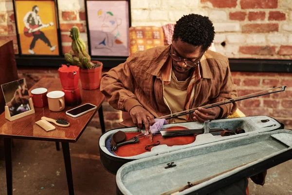 Genç Siyah Adam Keman Çalma Konusunda Yetenekli Müzik Aletleriyle Açılış — Stok fotoğraf