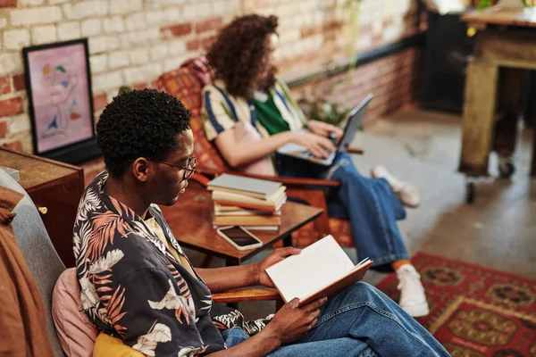 Afro Américain Livre Lecture Tout Étant Assis Dans Fauteuil Contre — Photo