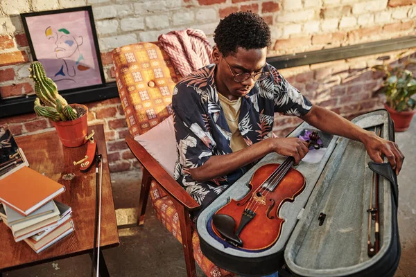 Jonge Mannelijke Muzikant Casualwear Openingskast Met Snaarmuziekinstrument Terwijl Hij Een — Stockfoto