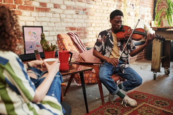 Guy Casualwear Dos Anos Tocando Violino Enquanto Sentado Poltrona Frente — Fotografia de Stock