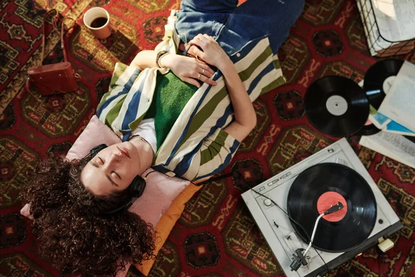 Nad Úhlem Mladé Ženy Casualwear Těší Hudbu Sluchátkách Zatímco Odpočívá — Stock fotografie