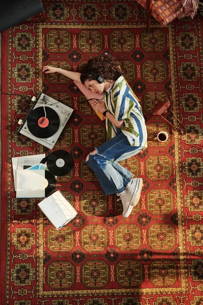 위에는 청바지와 셔츠를 헤드폰을 바닥에 음악을 디스크로 레코드 플레이어를 — 스톡 사진