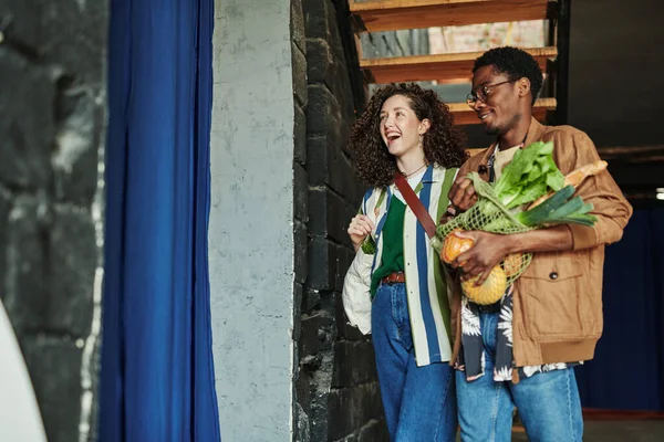 Unga Glada Par Vegetarianer Kommer Hem Från Snabbköpet Där Köpte — Stockfoto